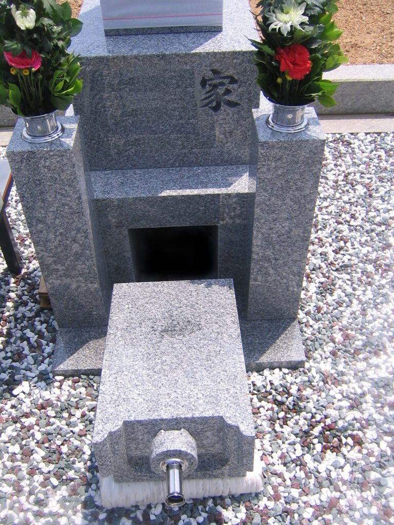納骨の仕方【大阪・岸和田で墓石屋をはじめて153年】